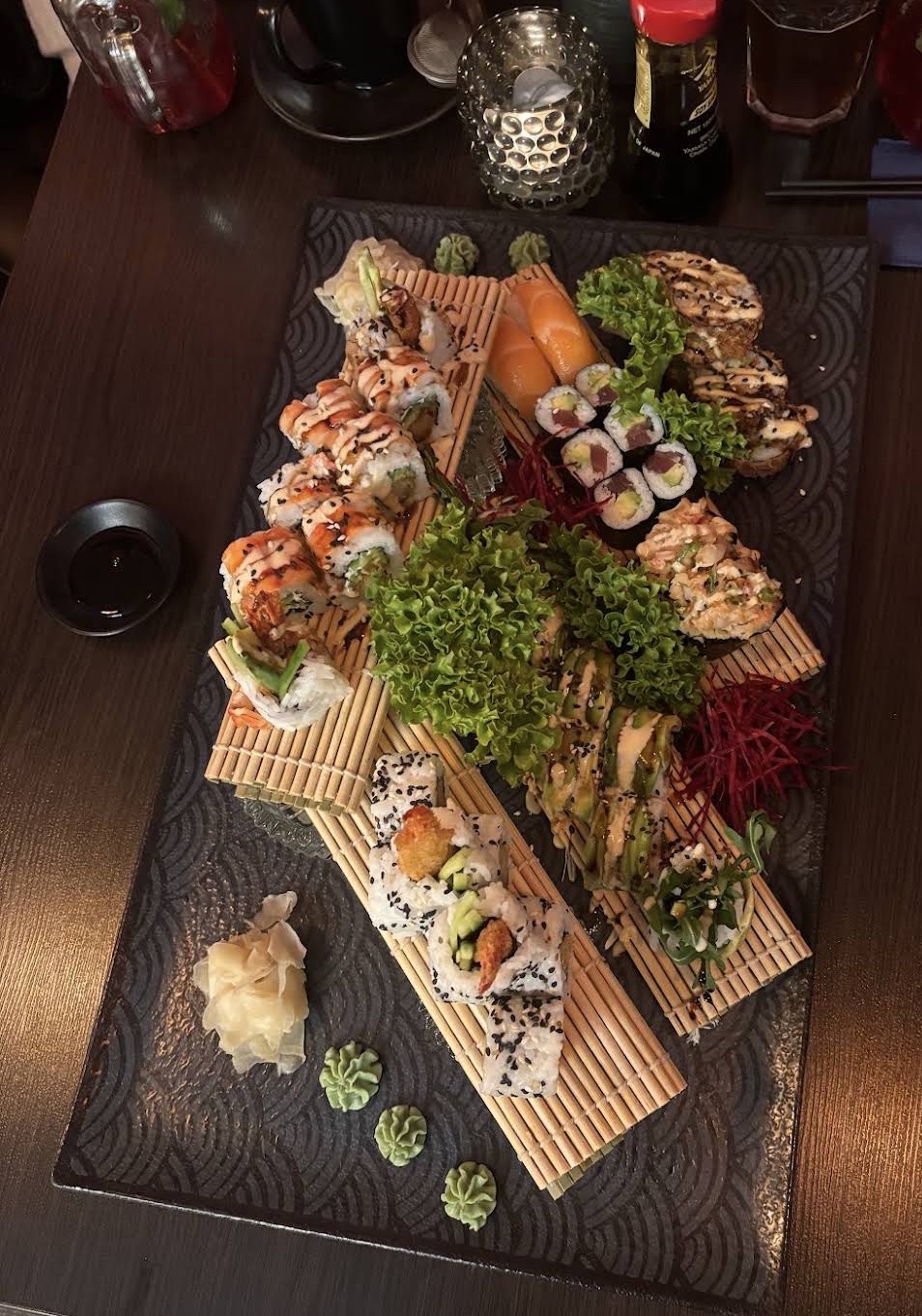 Knusprige Tempura Rolls mit Sesam und Spezialsauce