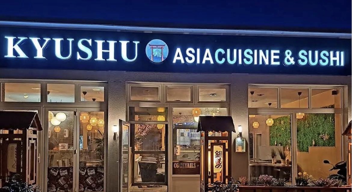 Beleuchtete Fassade von Kyushu Asia Cuisine & Sushi am Abend
